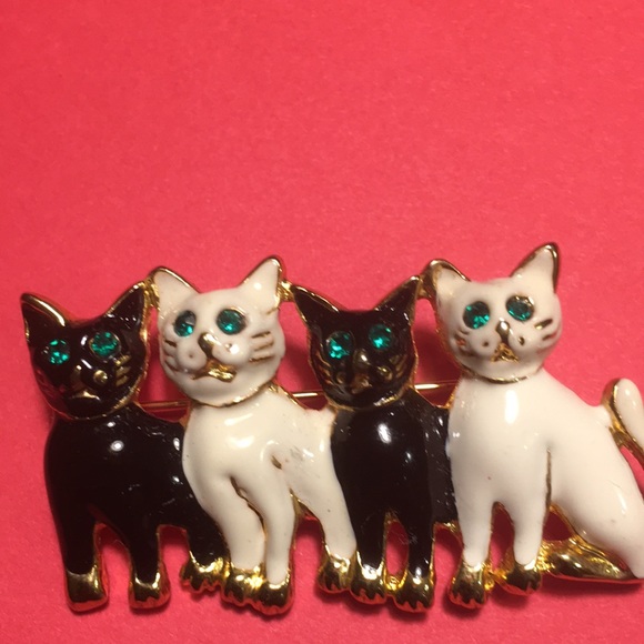 Vintage Black White Enamel Cats With Green Rhinestones Eyes Brooch Gold Detail - Picture 1 of 5